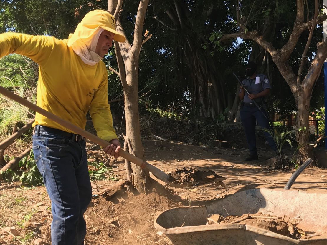 Noé Hernández está en prisión desde hace siete años y es uno de los reos que trabaja en la reparación de mil escuelas públicas en El Salvador.