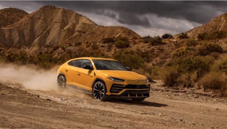 Lamborghini Urus — Los SUV siguen siendo un gran negocio, y 2018 será el año en que las grandes marcas de superdeportivos de Italia se unan a la fiesta. El Urus (en esta imagen) representa un regreso al género para Lamborghini, que hizo que el espectacular LM002 se remontara a los años ochenta y noventa. Pero uno de sus rivales es un automóvil que la alta gerencia de Ferrari solía decir que nunca construirían: un SUV Ferrari.