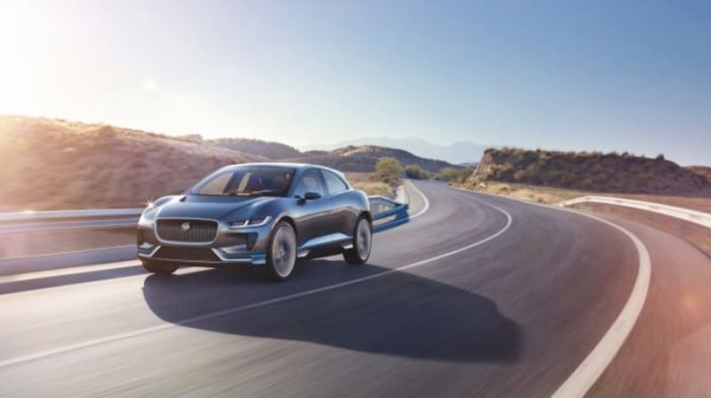 Jaguar I-Pace — El Jaguar I-Pace es un automóvil crucial para la antigua marca británica, ya que trata de apoderarse del terreno medioambiental más alto que sus bien establecidos rivales alemanes. El diseñador Ian Callum y su equipo han encajado la postura deportiva tradicional de Jaguar con una mezcla de estilos.