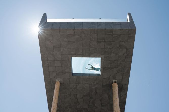 Hotel Hubertus, Austria — Diseñado por noAarchitecten, la piscina aparece estar flotando en el valle.