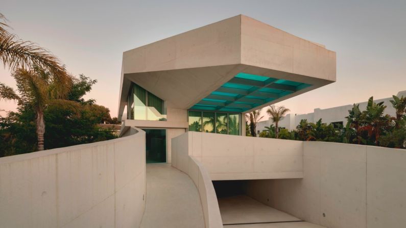 Casa Medusa, España — Esta casa está diseñada por la firma holandesa Wiel Arets Architects. Cuenta con una impresionante piscina elevada que sobresale de su techo.