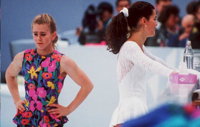 Nancy Kerrigan: El 6 de enero de 1994, la patinadora estadounidense fue atacada con una porra o bolillo en el muslo derecho, en medio de una conspiración planeada por Jeff Gillooly, exesposo de su mayor rival, la patinadora Tonya Harding (a la izquierda). Siete semanas después del ataque, Kerrigan (a la derecha) participó en los Juegos Olímpicos de Invierno, en los que ganó medalla de plata.