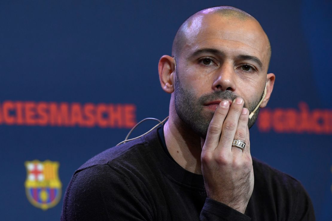 El defensa argentino del Barcelona, ​​Javier Mascherano, asiste a su ceremonia de despedida.