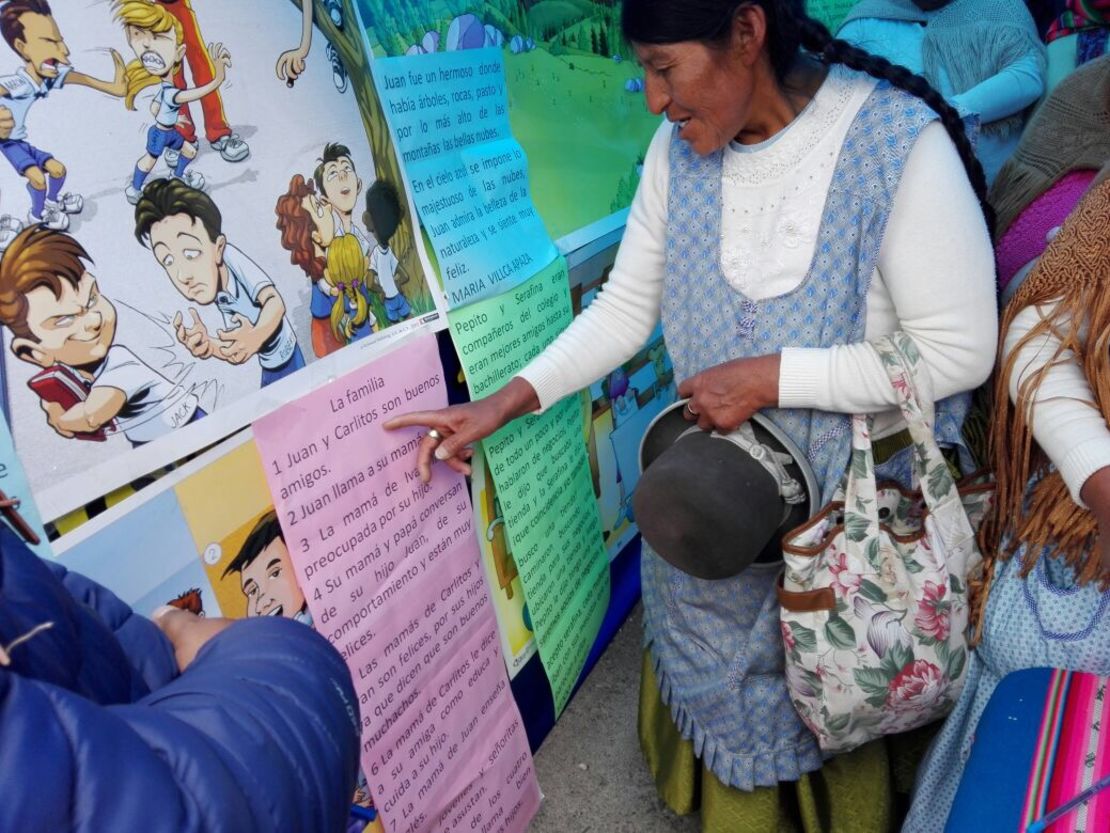 El programa de alfabetización beneficia a personas mayores de 15 años. Las mayores beneficiarias son las mujeres de áreas rurales de Bolivia.