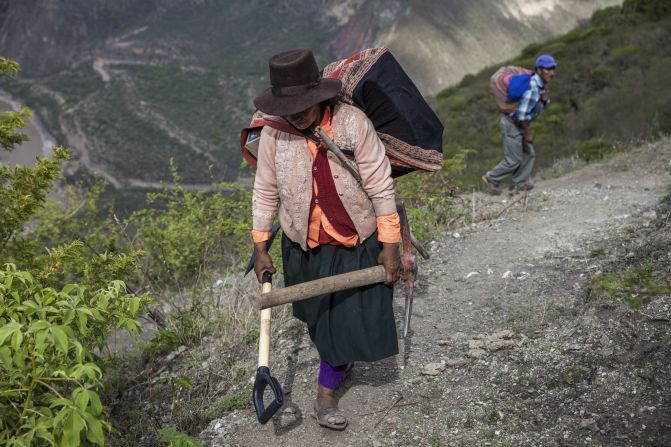 "Me chocó mucho porque vi a niños con sus madres asesinados en las fotos. Yo tengo hijos de esas edad, no me imagino a alguien disparándole a un niño", cuenta Mejía a CNN en Español. En la foto: Mercedes Castro y su esposo Robin Quispe crgan los restos óseos de Sebastiián Quispe, el padre de este, quien fue asesinado por militares en 1987. Pinto, Chungui, La Mar.