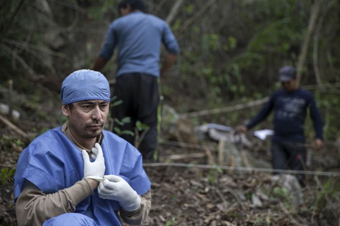 "Tuve mucho respeto por el espacio de trabajo de los forenses, respetaba las reglas que nos daban. Prefiero que todo fluya e inmiscuirme lo menos posible entre el personaje, de esa realidad dura, dramática y triste. La idea no es ser un elemento que incomode más", concluye Mejía. En la foto: con la apariencia de un cirujano y con una profunda concentración, Dannal Aramburú se prepara para intervenir una fosa común donde se hayan tres cuerpos. Chaupimayo, Chungui, La Mar.