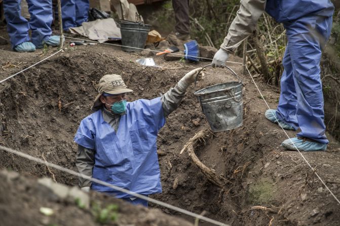 "Tienes que sensibilizarte con lo que está pasando, con lo que ves. Entender a ese familiar detrás del forense que hurga entre los restos de las víctimas", cuenta el fotógrafo peruano sobre lo que lo mueve a tratar este tipo de temas. En la foto: los forenses han cavado dos metros bajo tierra y se acercan a los restos de una decena de víctimas, en Chaupimayo.