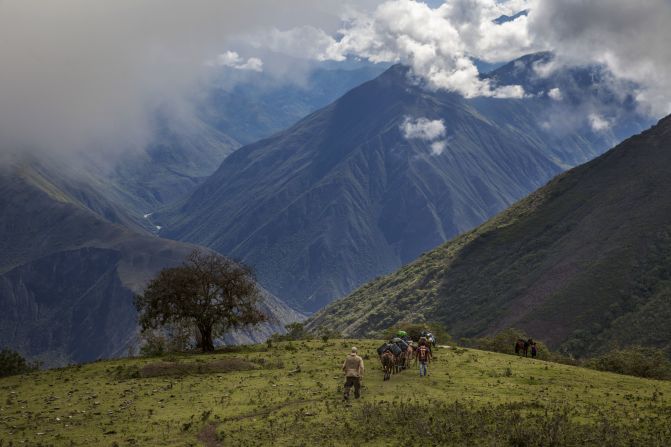 Miguel Mejía Castro es un fotoperiodista peruano que, entre 2013 y 2016, siguió las labores de un equipo forense del Estado peruano. Exhumar fosas masivas con víctimas de la lucha antiterrorista que hubo en el Perú entre los años 1980 y 2000 era una de las principales funciones de este equipo. En la foto: paisajes como estos son los que tienen que cruzar el equipo forense con los restos óseos encontrados, rumbo a Huamanga, la capital de la región Ayacucho. En este caso el primer trayecto se realizó con mulas y duró 14 horas. El viaje sigue durante 15 horas más a bordo de una camioneta, hasta Andahuaylas, y oras cuatro horas hasta llegar a Huamanga.