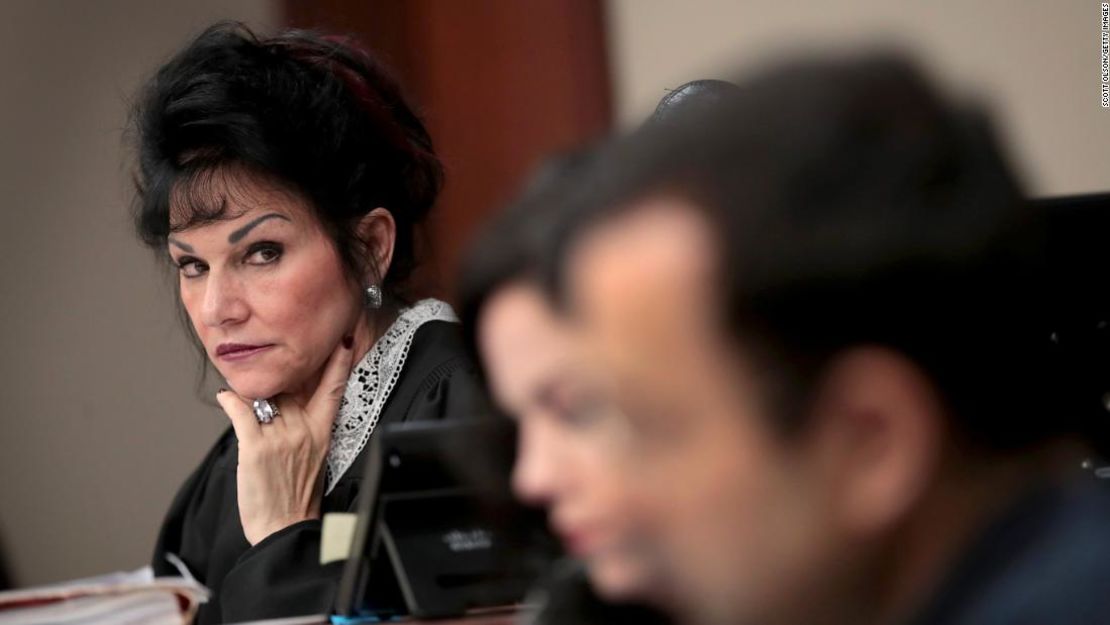 La jueza Rosemarie Aquilina mira a Larry Nassar mientras escucha el impactante relato de una de sus víctimas, Jennifer Rood Bedofrd, antes de ser sentenciado por abusar de decenas de niñas mientras era médico del equipo de gimnastas de Estados Unidos.