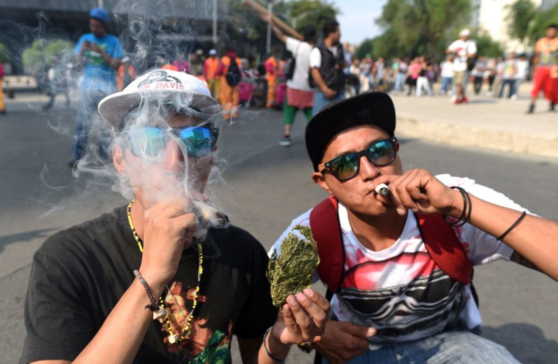 Activistas marchan por la Avenida Reforma en Ciudad de México el 6 de mayo de 2017 pidiendo las despenalización de la marihuana.