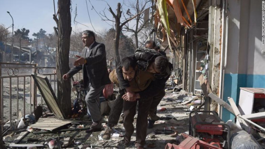 Voluntarios afganos cargan a una víctima del ataque de este sábado en Kabul.