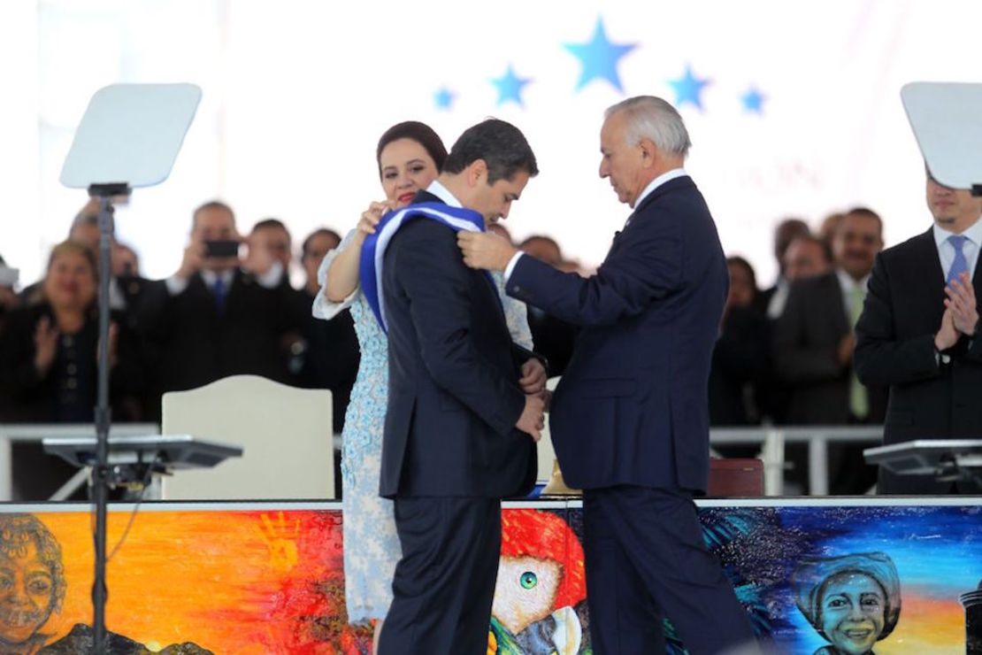 El presidente de Honduras, Juan Orlando Hernández, juró para un segundo periodo tras su polémica reelección.