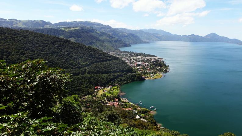 Paider dice que la experiencia le ha enseñado a viajar ligera. "Después de tantos viajes, reduces lo que necesitas", le dijo a CNN Travel. Aquí en Lago Atitlán, Guatemala.