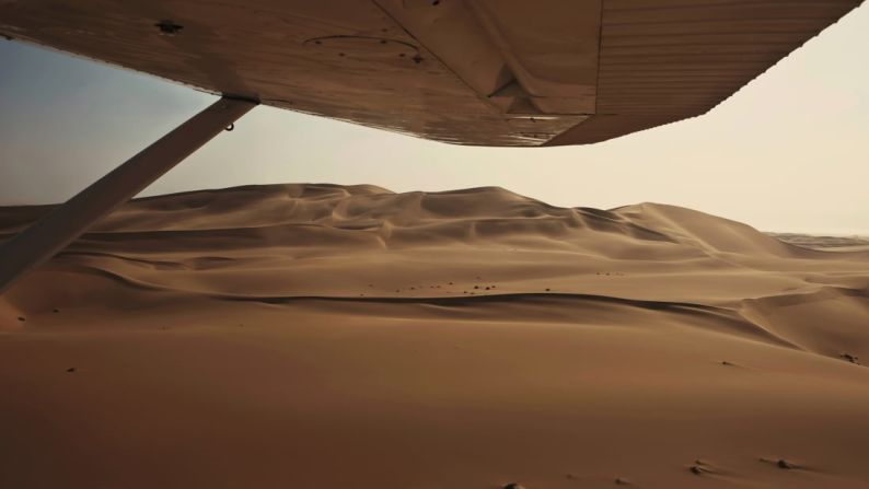 "Creo que se trata de tener los básicos y entonces saber que si hay una emergencia o necesitas algo especial, saber lo que puedes comprar en el lugar en el que estás", dice Paider. Aquí en Skeleton Coast, Namibia.