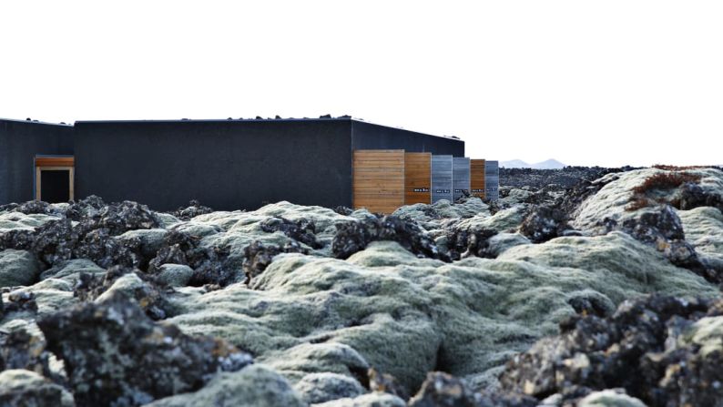 Paider empezó a viajar por trabajo poco después de graduarse de su maestría. "Siempre he amado viajar", dice. Aquí en Hotel Silica, Laguna Azul, Islandia.