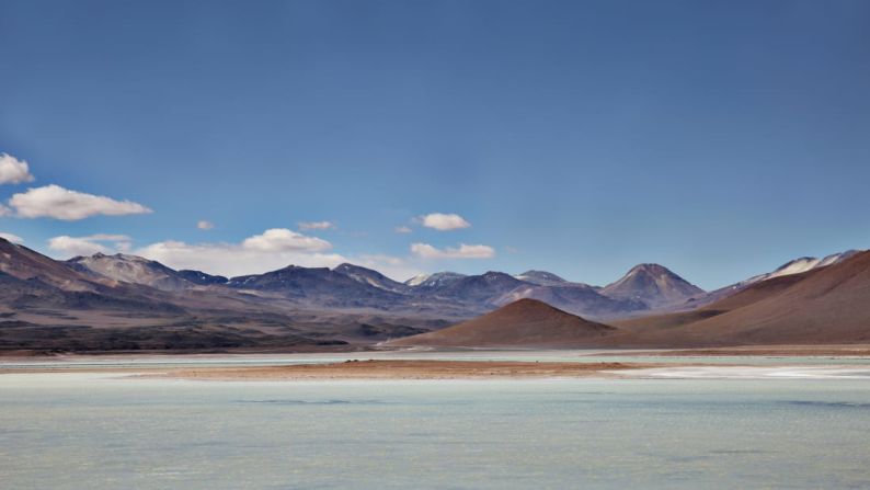 Paider también empaca té y 'snacks', píldoras para el 'jet lag', cosméticos básicos y un tapete para hacer yoga. Aquí: Laguna Colorada, Bolivia.