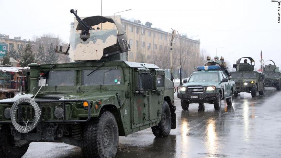 Personal de seguridad afgano llega al sitio de ataque en la academia militar en Kabul, Afganistán.