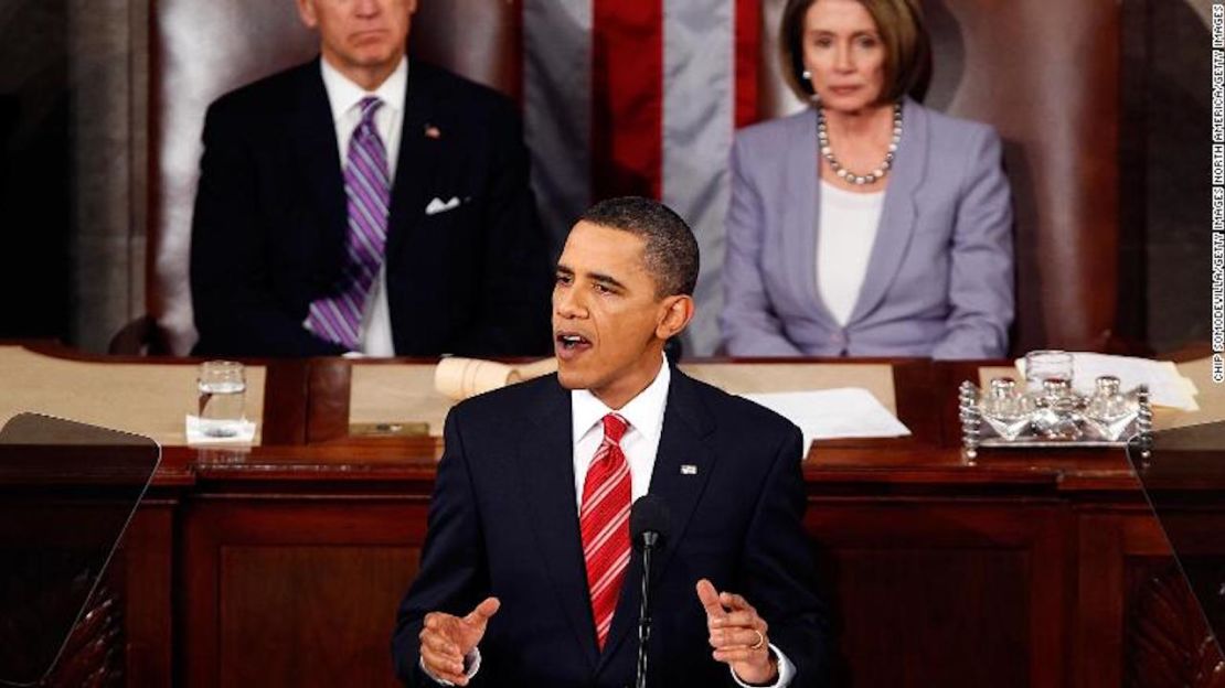 El vicepresidente Joe Biden y la líder de la Cámara de Representantes, Nancy Pelosi, escuchan al presidente Barack Obama en el Congreso durante su primer discurso del Estado de la Unión el 27 de enero de 2010 en Washington DC.