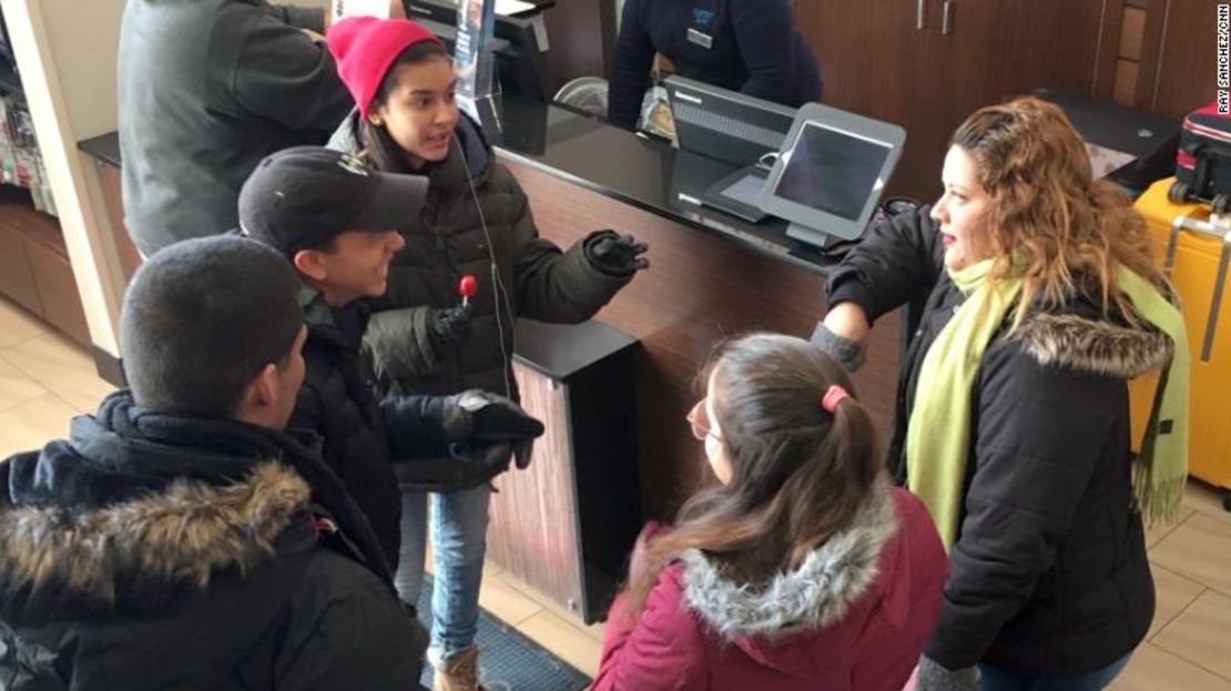 Liz Cruz, a la derecha, su esposo Elvin González y sus tres hijos en el lobby de su hotel de Manhattan.