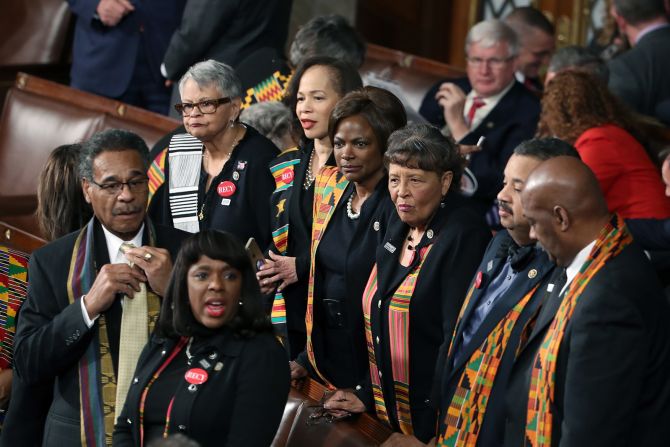 Miembros del grupo de legisladores negros (conocido como Black Caucus) usaron ropa negra y tejidos kente como protesta. Muchos usaron pines rojos para homenajear a Recy Taylor, una mujer negra de Alabama que fue violada por un grupo de hombres blancos en 1940. Ella se convirtió en una figura de los derechos civiles cuando habló sobre lo que sucedió a pesar de las amenazas de muerte.