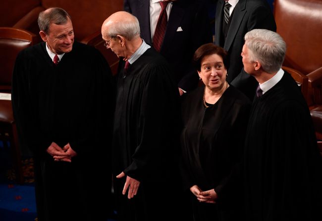 Cuatro de los nueve jueces de la Suprema Corte asistieron al discurso. De izquierda a derecha: el presidente de la Cámara de la Corte, John Roberts; el juez Stephen Breyer, la jueza Elena Kagan y el juez Neil Gorsuch.