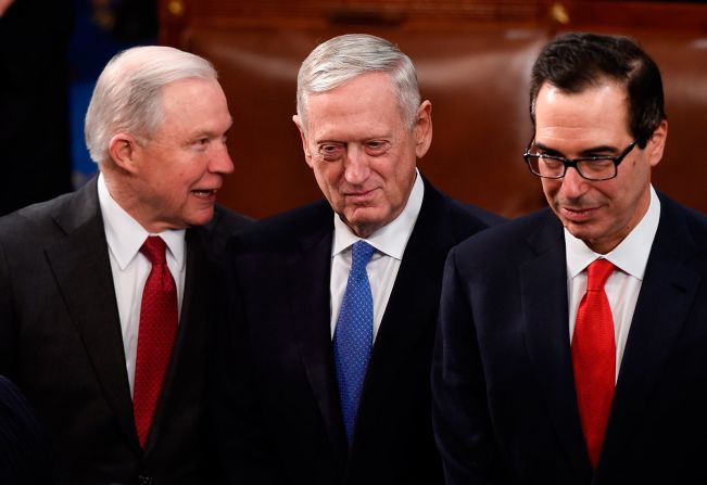 De izquierda a derecha: el secretario de Justicia, Jeff Sessions; el secretario de Defensa, Jim Mattis, y el secretario del Tesoro, Steven Mnuchin, antes del inicio del discurso de Trump.