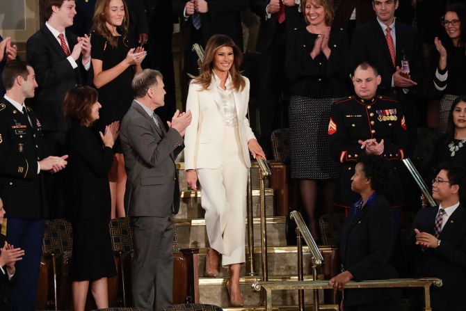 La primera dama Melania Trump recibe un aplauso al entrar al Congreso antes del discurso.