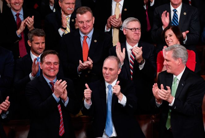 El representante Steve Scalise, con sus pulgares arriba, saluda a Trump luego de que el presidente lo señalara durante su discurso. Scalise recibió un disparo el año pasado durante un tiroteo durante una práctica de béisbol.