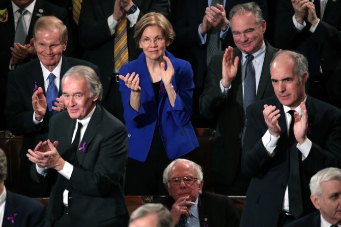 Miembros del Congreso aplauden durante el discurso de Trump.