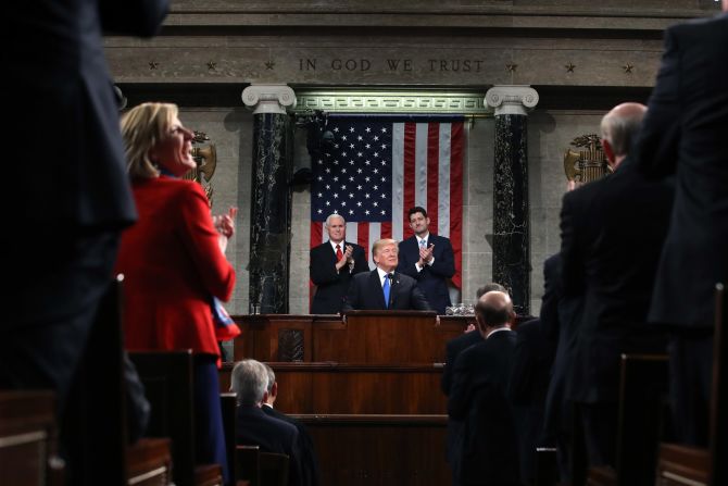 Aplaudiendo detrás del presidente aparecen en esta foto el vicepresidente Mike Pence y el presidente de la Cámara de Representantes, Paul Ryan.