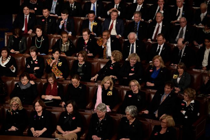 Algunos miembros del Congreso se vistieron de negro para mostrar su solidaridad con el movimiento #MeToo, en contra del acoso y abuso sexual.