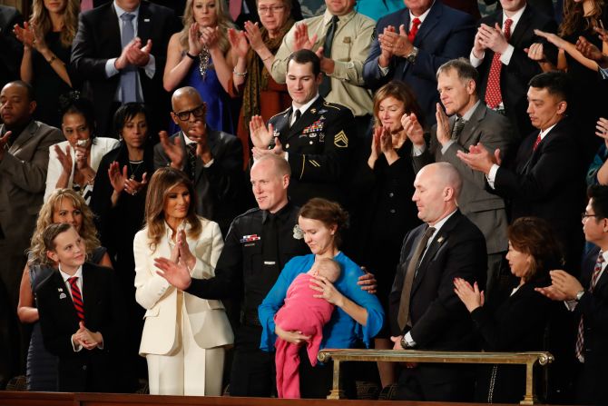 Uno de los muchos invitados que se unió a la primera dama Melania Trump fue Ryan Holets, un policía de Albuquerque, Nuevo México, y su esposa, Rebecca. La pareja adoptó a una niña de padres adictos a los opioides que Ryan conoció mientras patrullaba.