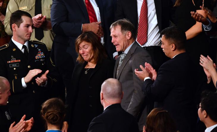 Fred y Cindy Warmbier fueron reconocidos por le presidente durante su discurso — Otto, el hijo de 22 años de los Warmbier, murió el año pasado poco después de pasar 17 meses en detención en Corea del Norte. "Ustedes son testigos poderosos de un peligro que amenaza nuestro mundo, y su fortaleza nos inspira a todos", dijo Trump. "Esta noche, nos comprometemos a honrar la memoria de Otto con la determinación estadounidense".