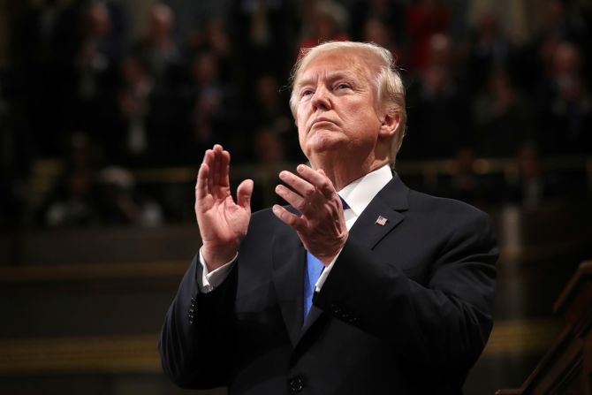 Trump aplaude durante su discurso — "Esta noche, hago un llamado a dejar a un lado nuestras diferencias, a buscar intereses comunes, y hacer un llamado a la unidad que necesitamos para dársela a las personas que nos eligieron para servir", dijo él.