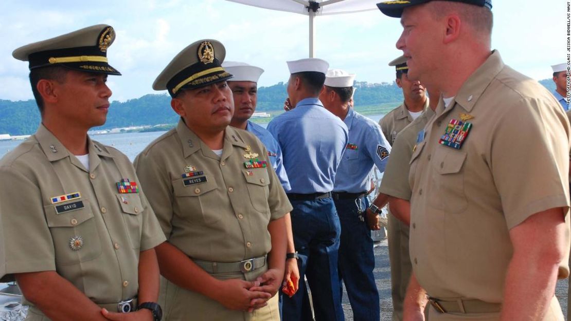 Comandante Troy Amundson, conversando con miembros dela Marina de Filipinas, en 2010.