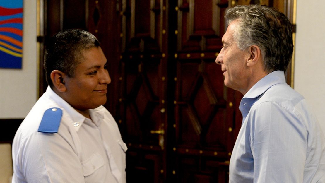 El policía Luis Chocobar fue recibido por Mauricio Macri, presidente de Argentina, en Casa Rosada.