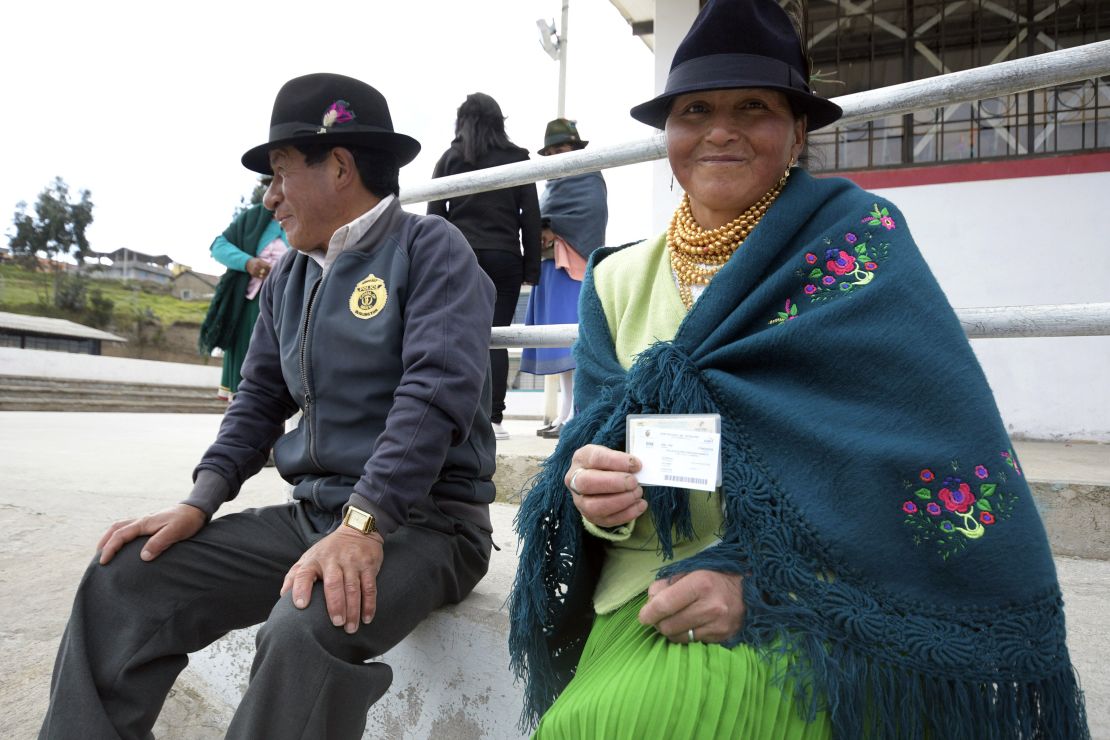 Una mujer ecuatoriana muestra su certificado de votación en Cangahua, al noreste de Quito, capital de Ecuador.