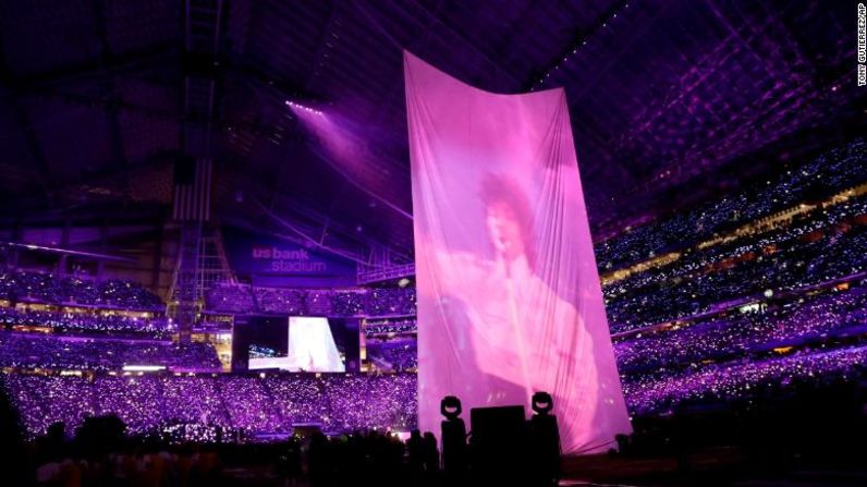 Un video del fallecido cantante Prince, quien nació Minneapolis, se puede ver sobre el escenario mientras Timberlake le rinde homenaje.