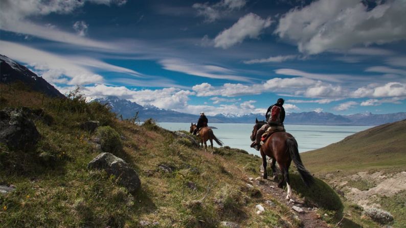 Si realmente quieres adentrarte en el verdadero espíritu patagónico, explora tu gaucho interior a caballo.