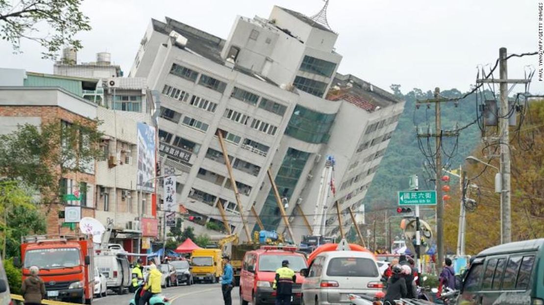 Trabajadores de los servicios de emergencia bloquearon una calle en la ciudad taiwanesa de Hualien, donde un edificio amenaza con colapsar después de un terremoto de magnitud 6,4.