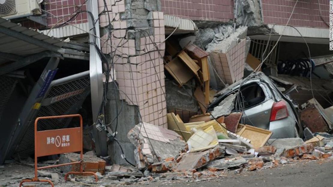 Un automóvil quedó aplastado debajo de un edificio tras el terremoto de magnitud 6,4 que golpeó la ciudad de Hualien el 7 de febrero.