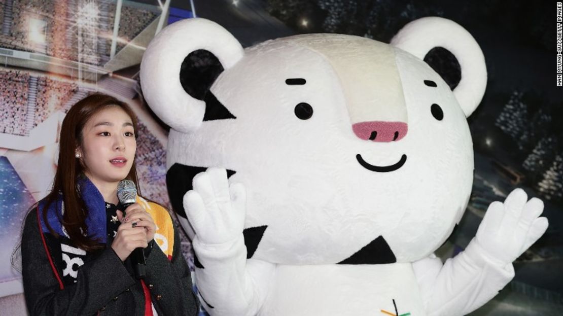 La expatinadora olímpica Yuna Kim presenta a la mascota de los Juegos Olímpicos de Invierno: Soohorang, el tigre blanco.