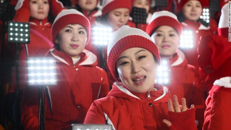 Las porristas de la delegación de Corea del Norte también estuvieron presentes en la inauguración. Los atletas de Corea del Sur y Corea del Norte marchan bajo una bandera unida.