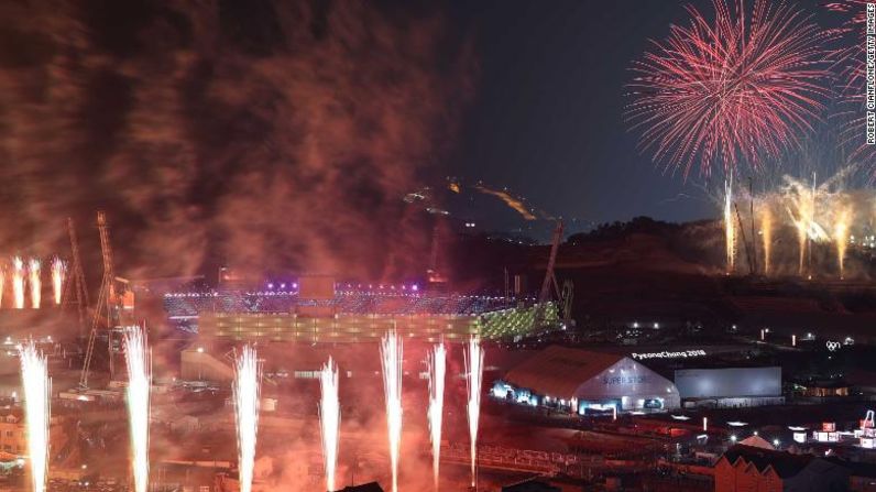 150 artistas tocaron los tambores mientras la bandera de Corea del Sur era traída al escenario y un coro de niños cantaba el himno nacional.