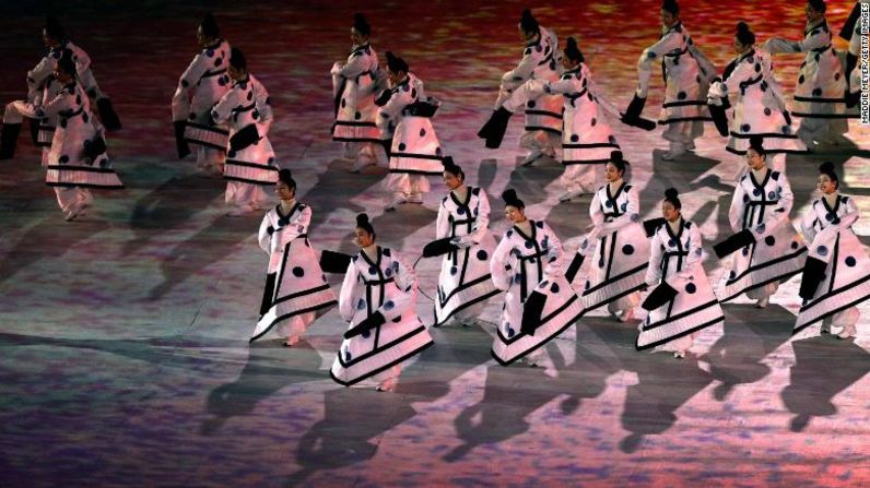 La ceremonia de inauguración comenzó con un baile sincronizado de 150 bailarines tradicionales de Corea del Sur.