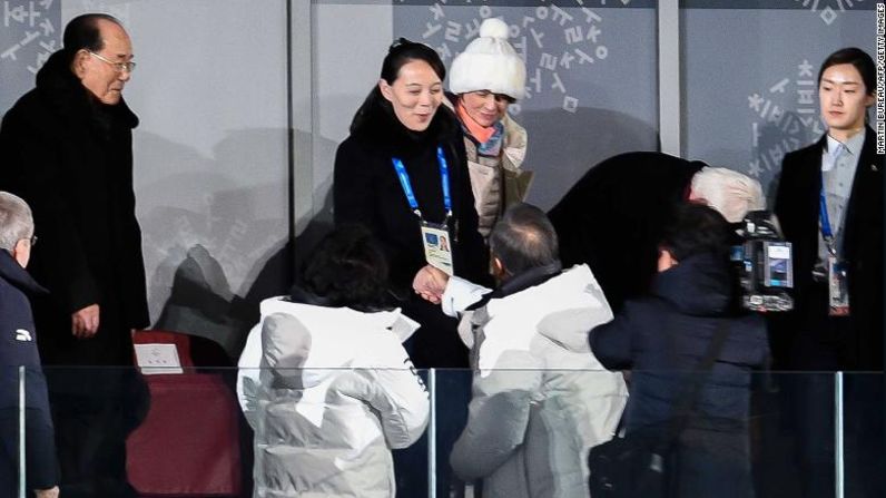 El presidente de Corea del Sur Moon y la hermana del líder de Corea del Norte se saludaron dándose la mano en uno de los balcones VIP del estadio. Kim Jong Un envió a su hermana menor a Corea del Sur como parte de la delegación: es la primera vez que un miembro de la dinastía Kim ha visitado el país.