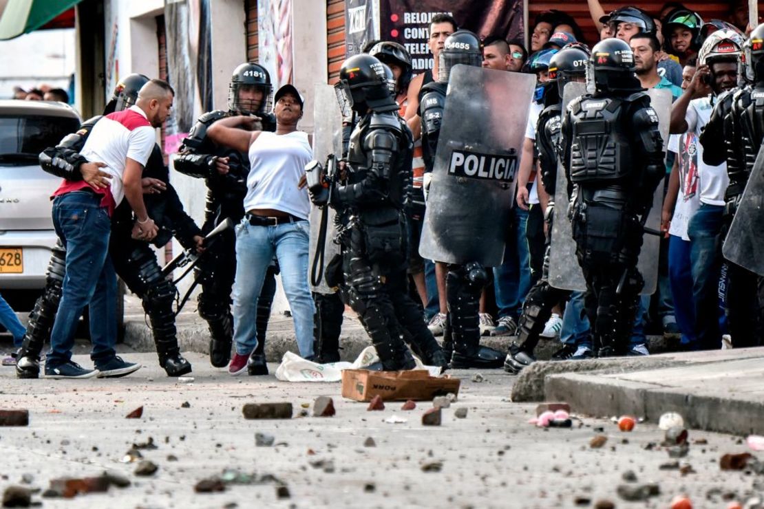 Manifestantes lanzaron piedras y se enfrentaron con la policía durante un evento de campaña de Rodrigo Londoño Echeverri, candidato presidencial de las FARC, en el municipio de Yumbo, Valle del Cauca, el 7 de febrero de 2018.