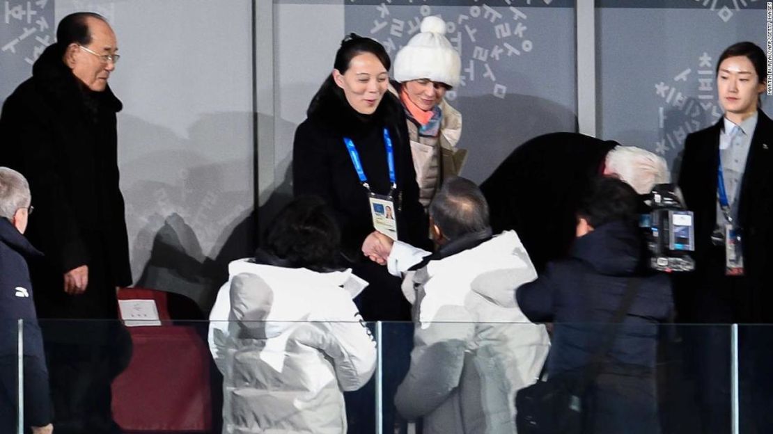 La hermana de Kim Jong Un, Kim Yo Jang (en el centro) saluda al presidente de Corea del Sur, Moon Jae-in durante la ceremonia de apertura de los Juegos Olímpicos PyeonChang 2018 en el estadio de Pyenongchang el 9 de febrero de 2018.