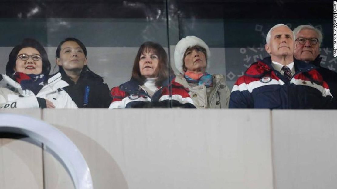 El vicepresidente de EE.UU., Mike Pence, con su esposa Karen (al frente en el centro) junto a la hermana de Kim Jong Un, Kim Yo Jong (segunda a la derecha) y Kim Jung-Sook, la esposa del presidente de Corea del Sur, Moon Jae In, durante la inauguración de los Olímpicos de Invierno 2018.