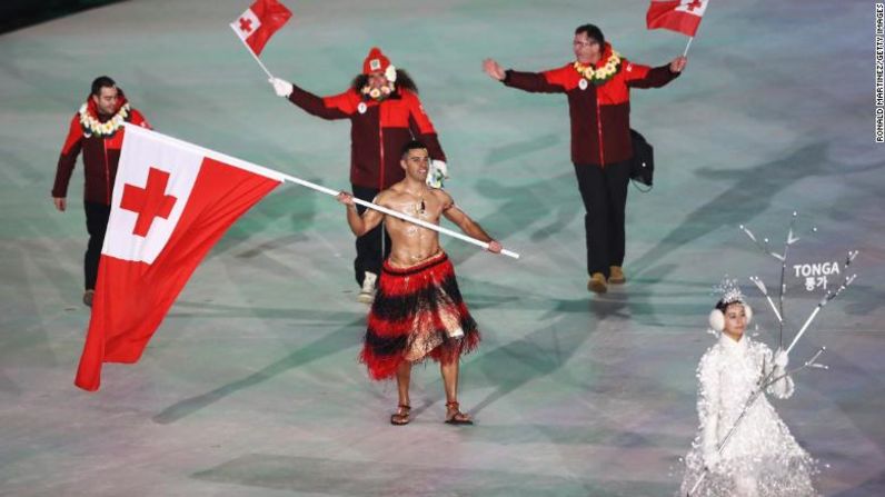 El abanderado de Tonga, Pita Taufatofua, que se volvió famoso en Río 2016, volvió a despertar envidias luciendo su pecho desnudo, brillante, cubierto de aceite.